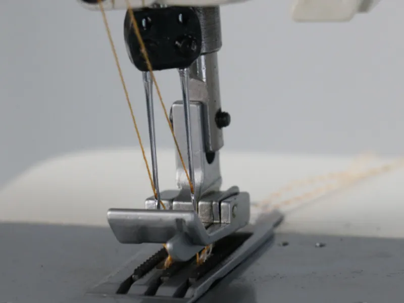 Высокоскоростная двухигольная цепнострочечная машина с прямым приводом DS-0058-2AT.5