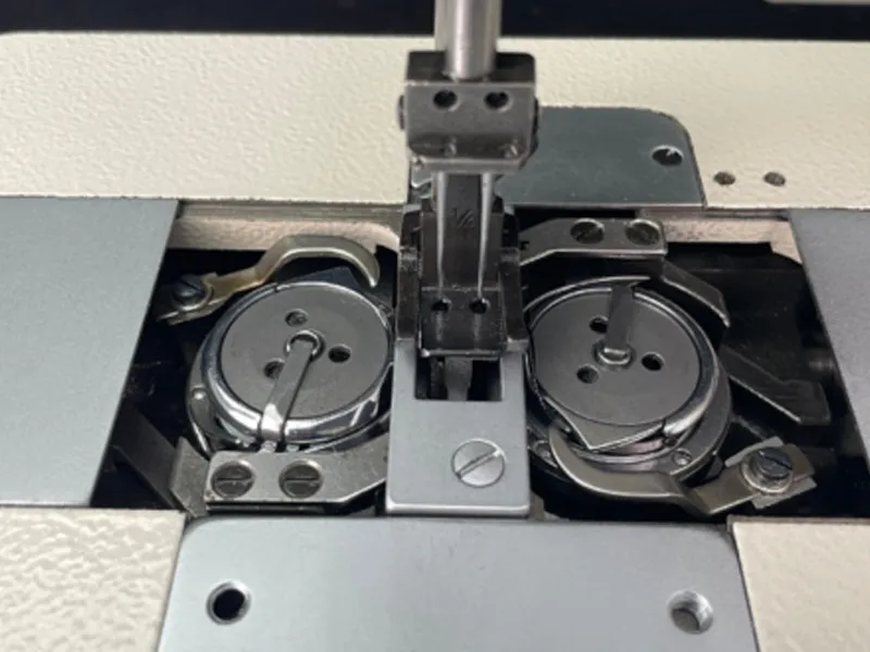 Компьютеризированная двухигольная плоскошовная машина с 3-х сторонней синхронной подачей и автоматической обрезкой нити Doso DS-4420D.5